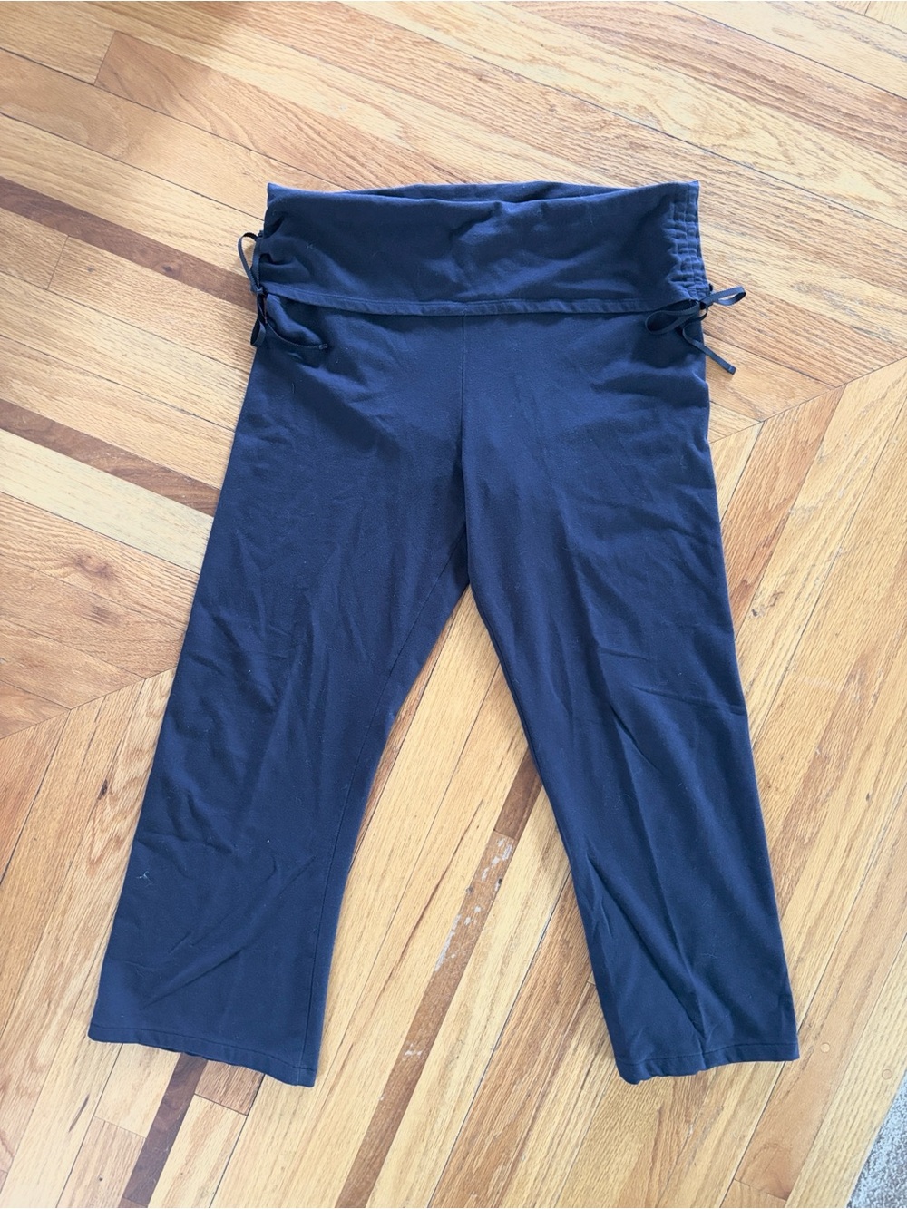 Victoria Sport Fold-Over Waist Capri Leggings in Navy